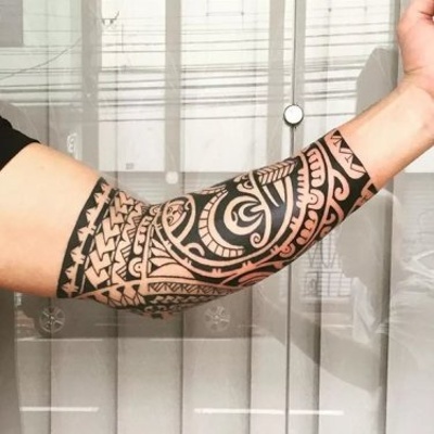  Tatouage maori, polynésien sur l'avant bras d'un homme